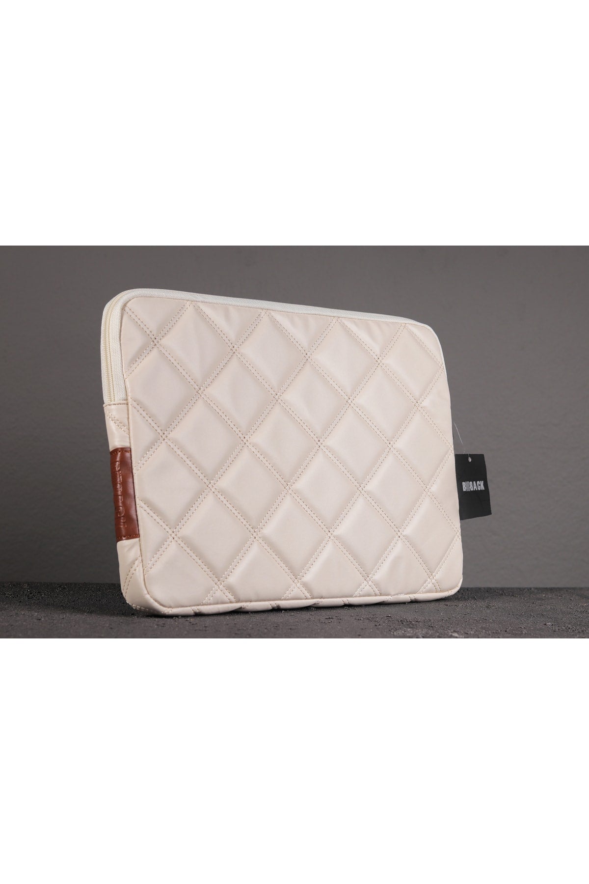 Laptop Çantası / Kılıfı Kapitone Tarzı Suni Deri Iç Ölçüleri: 24.5 X 34.5 Cm Krem Beyaz